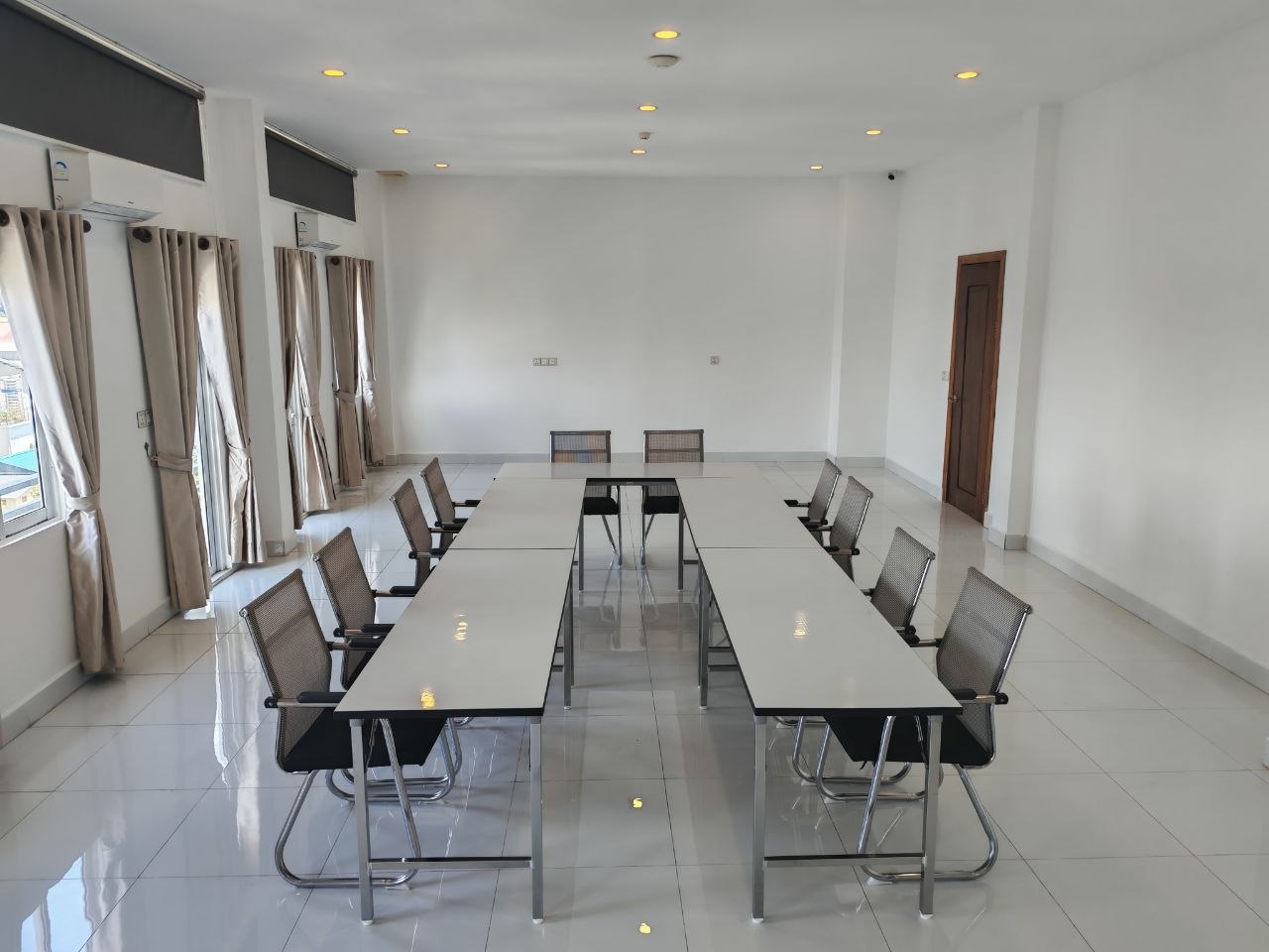 បន្ទប់ប្រជុំកម្រឹតមធ្យម