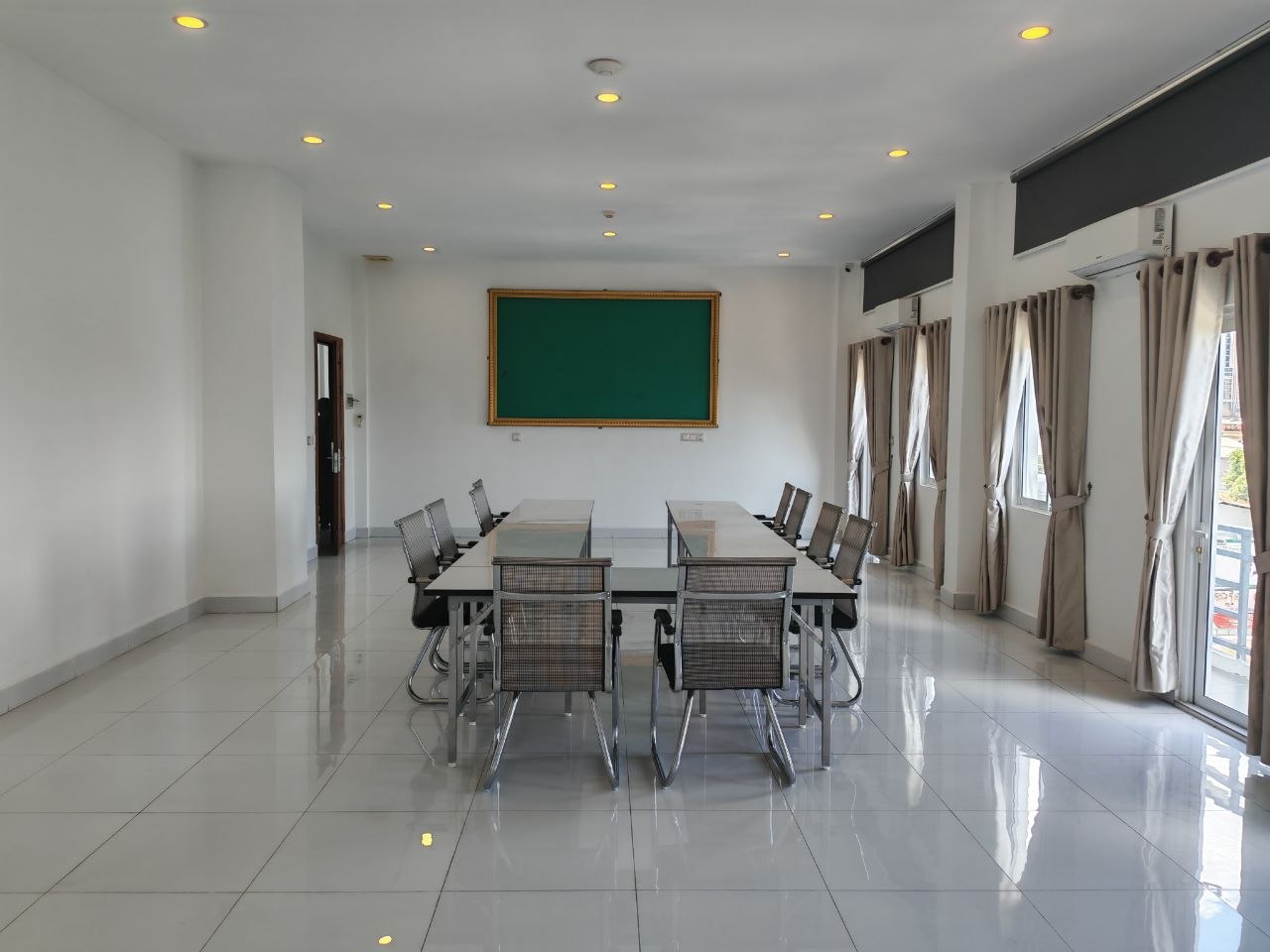 បន្ទប់ប្រជុំកម្រឹតមធ្យម