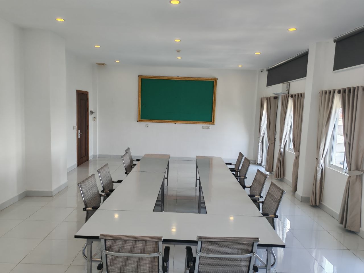 បន្ទប់ប្រជុំកម្រឹតមធ្យម