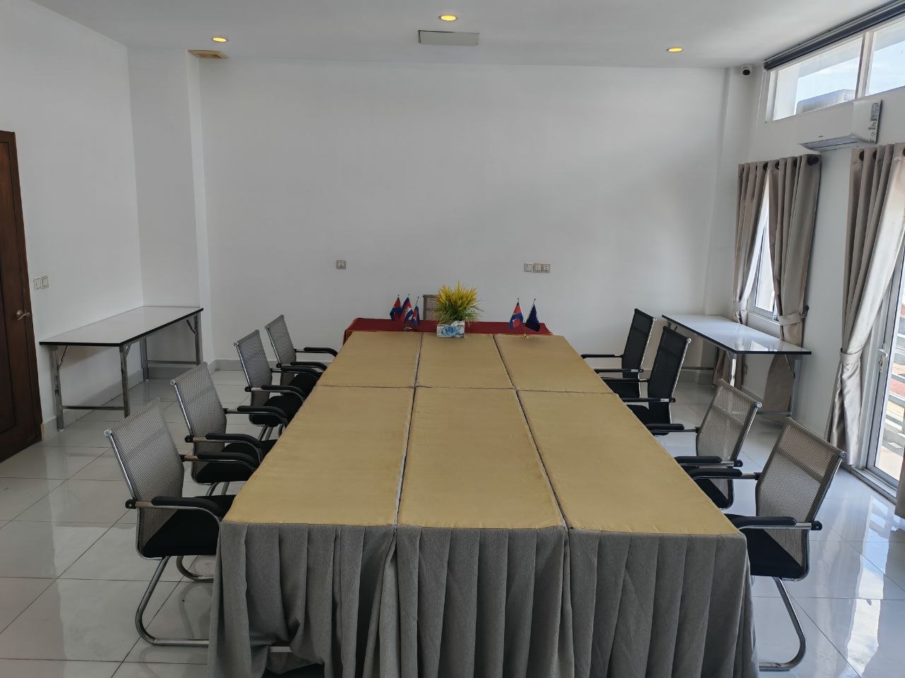 បន្ទប់ប្រជុំកម្រឹតមធ្យម
